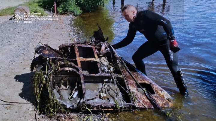 Небезпечні "м'ячики": у Києві знайшли фрагменти касетних боєприпасів, якими РФ обстріляла місто