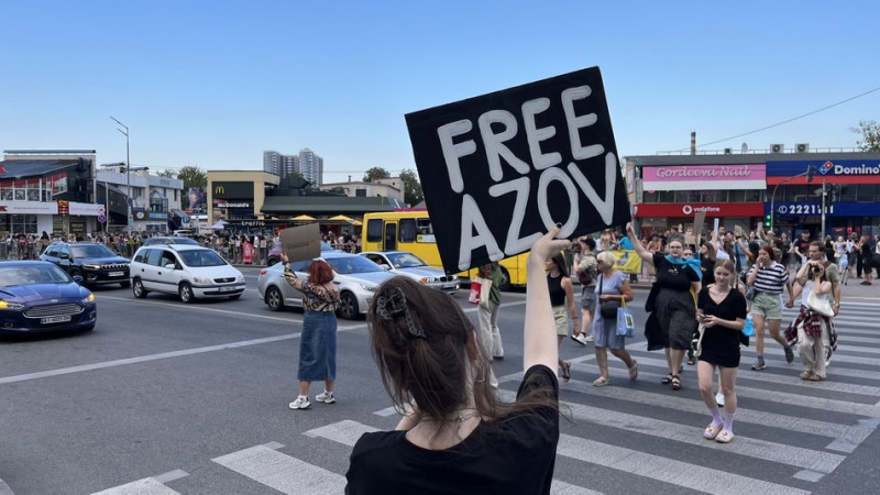 "Мовчання вбиває". У Києві пройшов мітинг на підтримку військовополонених