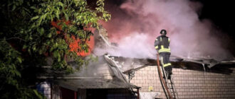 Из-за атаки дронами в Киевской области загорелся дом