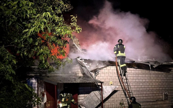 
Из-за атаки дронами в Киевской области загорелся дом
