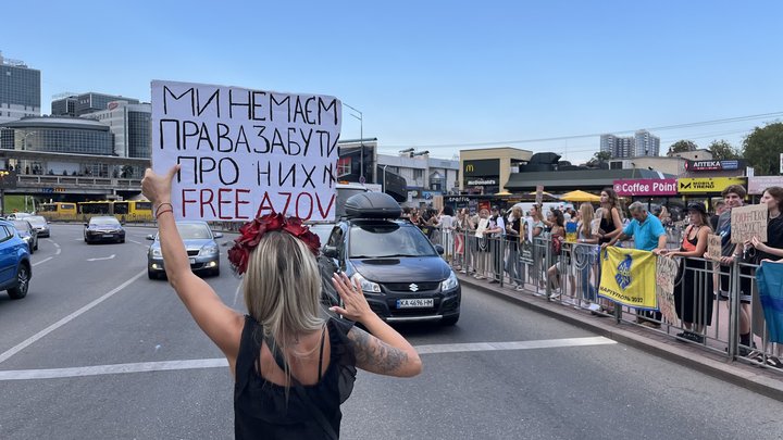 "Мовчання вбиває". У Києві пройшов мітинг на підтримку військовополонених