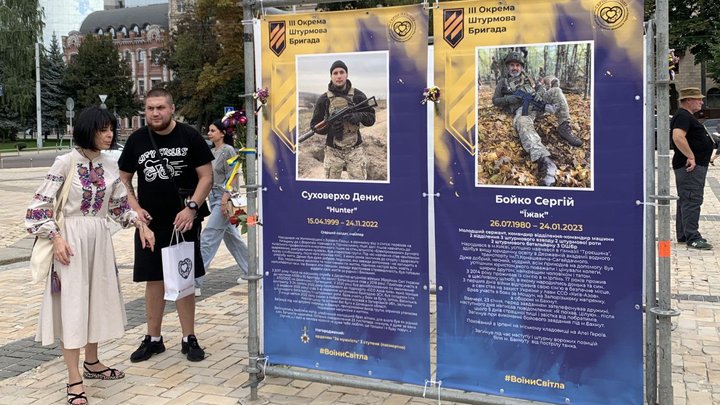 "Воїни світла": у Києві відкрили фотовиставку, присвячену загиблим "азовцям" та оборонцям Маріуполя