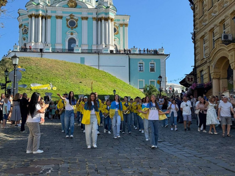 "Святкова атмосфера, незважаючи на тривожні дні": у Києві відзначають день народження Андріївського узвозу