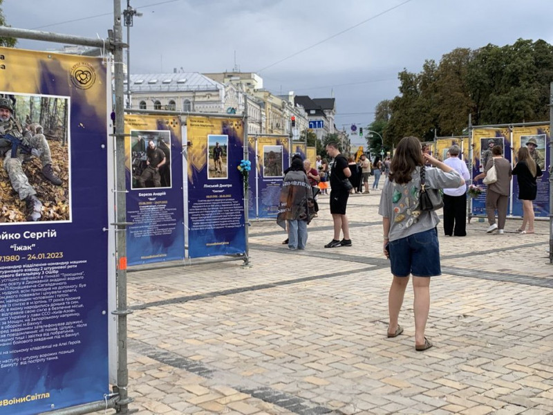 "Воїни світла": у Києві відкрили фотовиставку, присвячену загиблим "азовцям" та оборонцям Маріуполя