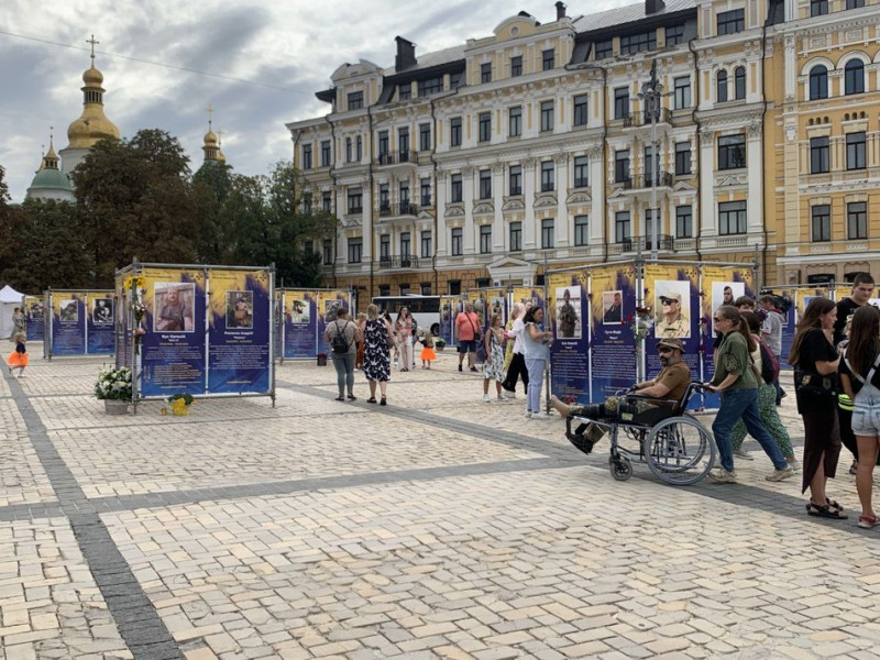 "Воїни світла": у Києві відкрили фотовиставку, присвячену загиблим "азовцям" та оборонцям Маріуполя