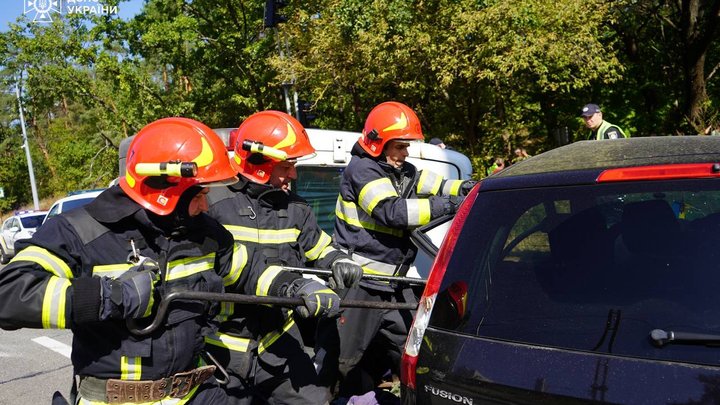 У Києві маршрутка зіткнулася з автівкою і перекинулася: одна людина загинула, щонайменше 14 травмовані