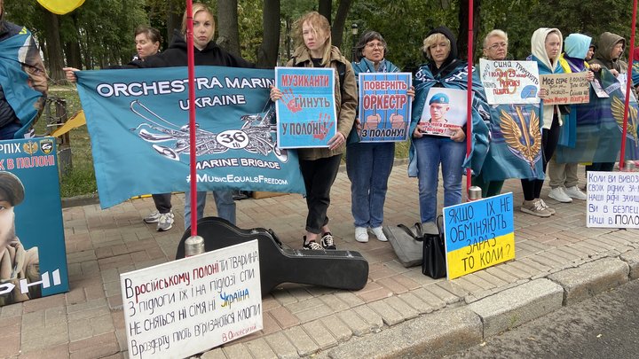 "Не мовчи! Полон вбиває": у центрі Києва традиційно рідні та близькі полонених зібралися на щотижневу акцію
