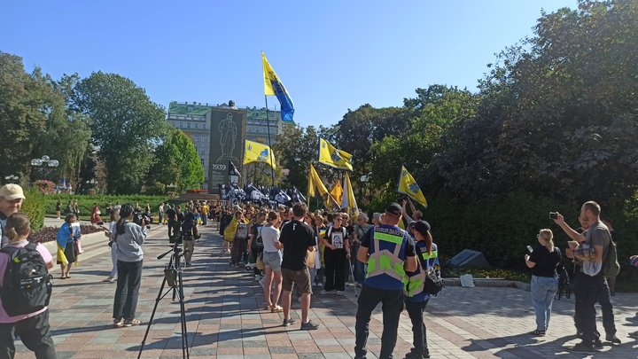 "Шануй живих, пам'ятай полеглих": у Києві пройшла хода до Дня захисників та захисниць України