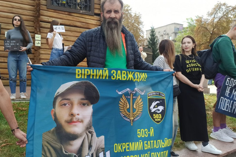 "Не мовчи! Полон вбиває": у центрі Києва традиційно рідні та близькі полонених зібралися на щотижневу акцію