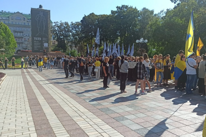 "Шануй живих, пам'ятай полеглих": у Києві пройшла хода до Дня захисників та захисниць України