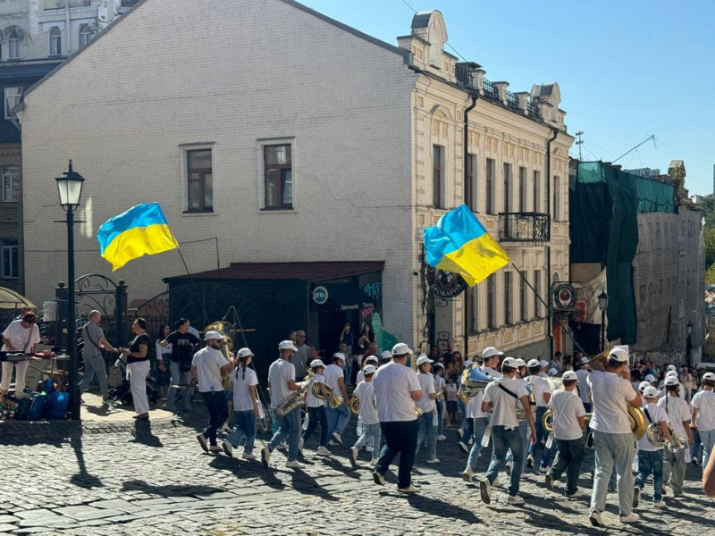 "Святкова атмосфера, незважаючи на тривожні дні": у Києві відзначають день народження Андріївського узвозу