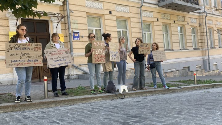 "Чому героїв зробили рабами?": у Києві розпочали безстроковий пікет за чіткі терміни служби