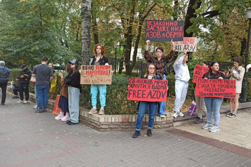 "Не мовчи! Полон вбиває": у центрі Києва традиційно рідні та близькі полонених зібралися на щотижневу акцію