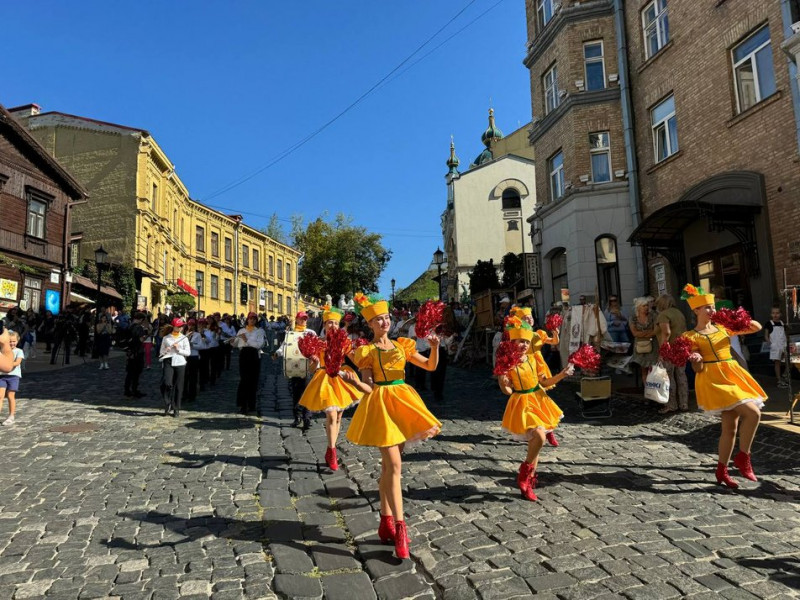 "Святкова атмосфера, незважаючи на тривожні дні": у Києві відзначають день народження Андріївського узвозу