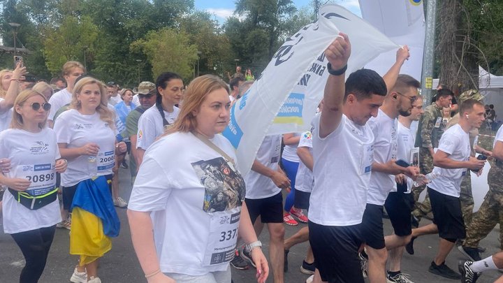 У Києві відбувся забіг на підтримку українських полонених за участі історика Тімоті Снайдера