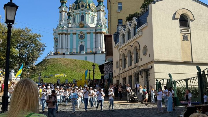 "Святкова атмосфера, незважаючи на тривожні дні": у Києві відзначають день народження Андріївського узвозу