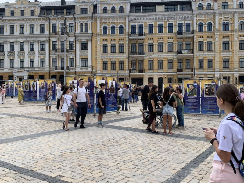 "Воїни світла": у Києві відкрили фотовиставку, присвячену загиблим "азовцям" та оборонцям Маріуполя