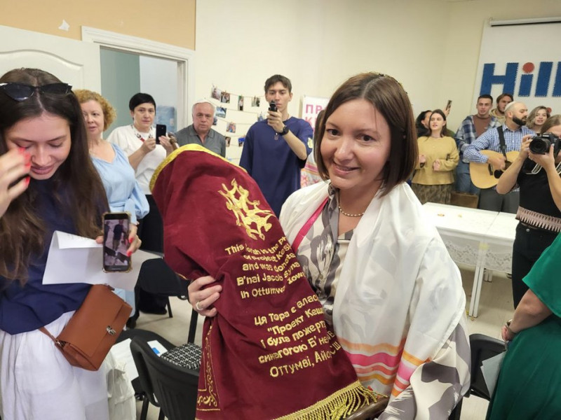 Шлях додому сувоїв Тори: єврейська громада повернула ще один стародавній рукопис в Україну