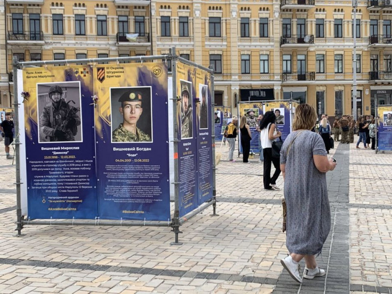 "Воїни світла": у Києві відкрили фотовиставку, присвячену загиблим "азовцям" та оборонцям Маріуполя