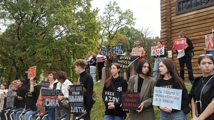 "Не мовчи! Полон вбиває": у центрі Києва традиційно рідні та близькі полонених зібралися на щотижневу акцію