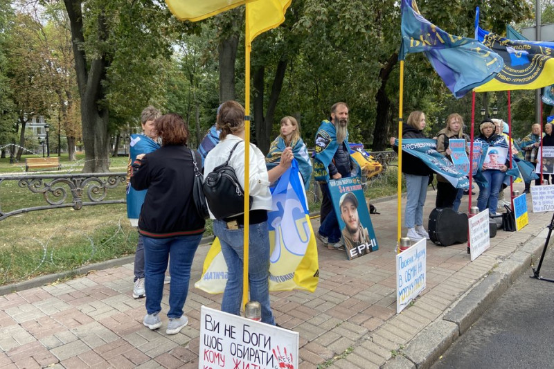 "Третю зиму вони не витримають": родичі військовополонених вийшли на акцію в Києві