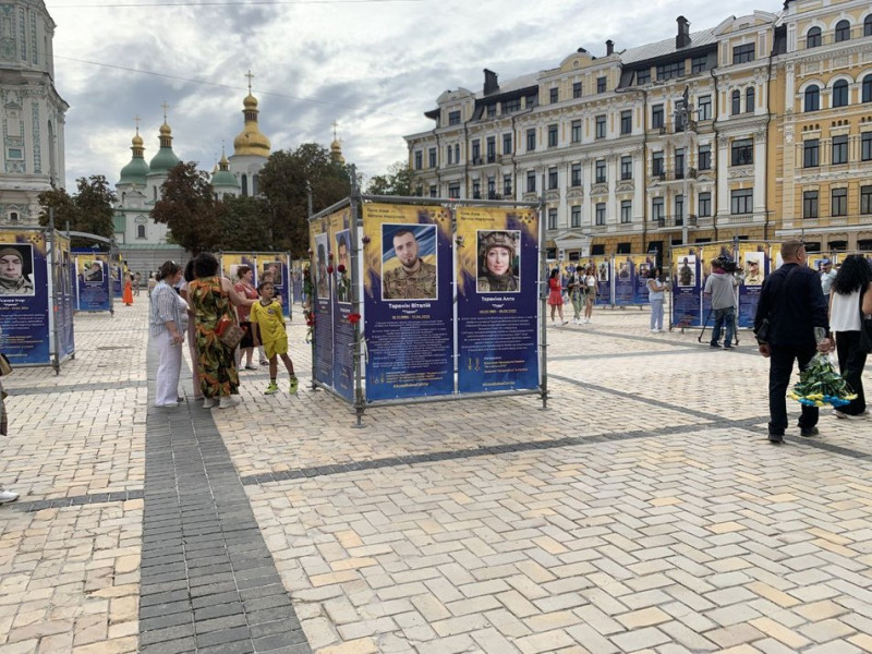 "Воїни світла": у Києві відкрили фотовиставку, присвячену загиблим "азовцям" та оборонцям Маріуполя
