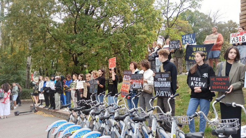 "Не мовчи! Полон вбиває": у центрі Києва традиційно рідні та близькі полонених зібралися на щотижневу акцію