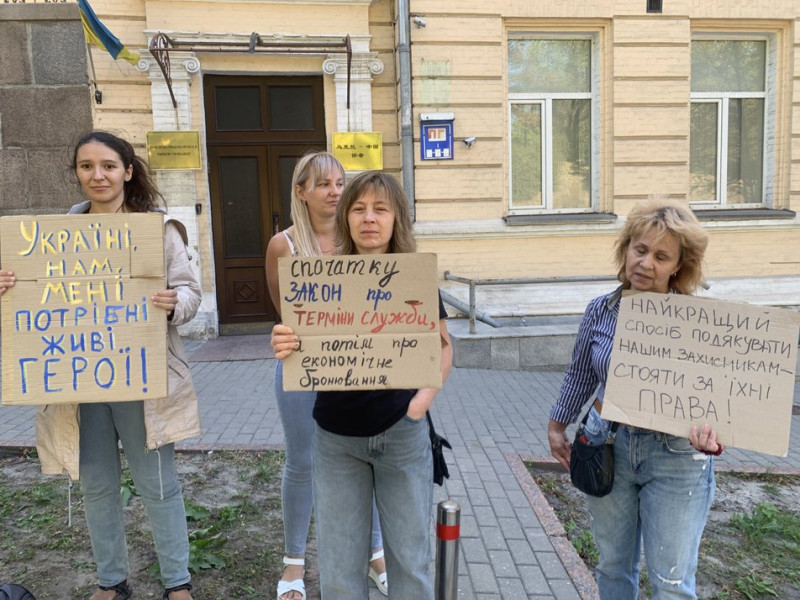 "Чому героїв зробили рабами?": у Києві розпочали безстроковий пікет за чіткі терміни служби