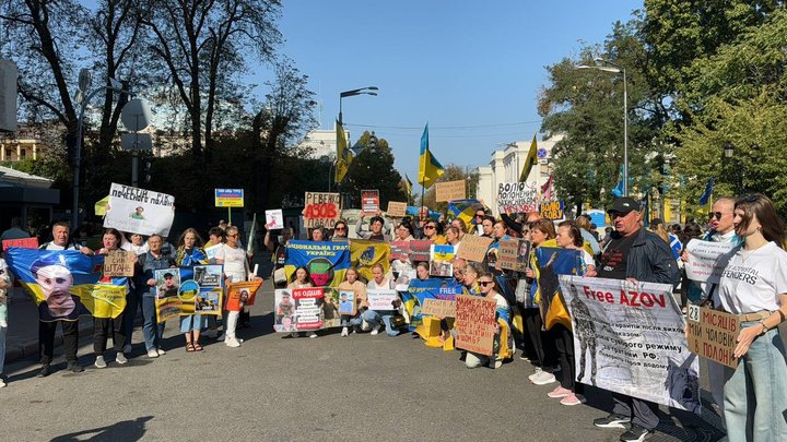"Не мовчи! Полон вбиває": у центрі Києва традиційно рідні та близькі полонених зібралися на щотижневу акцію