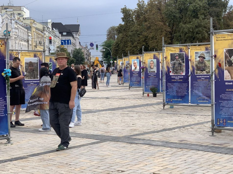 "Воїни світла": у Києві відкрили фотовиставку, присвячену загиблим "азовцям" та оборонцям Маріуполя
