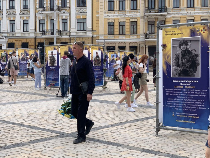 "Воїни світла": у Києві відкрили фотовиставку, присвячену загиблим "азовцям" та оборонцям Маріуполя