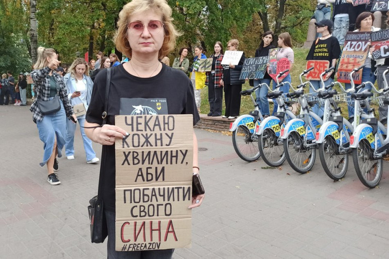 "Не мовчи! Полон вбиває": у центрі Києва традиційно рідні та близькі полонених зібралися на щотижневу акцію