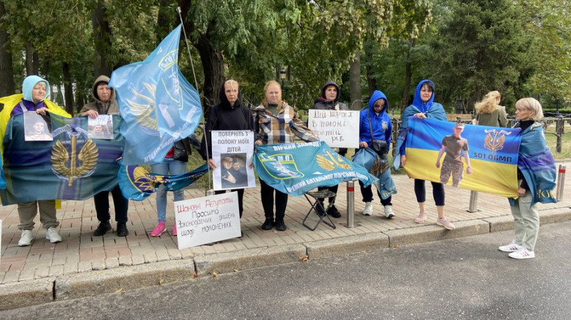 "Третю зиму вони не витримають": родичі військовополонених вийшли на акцію в Києві