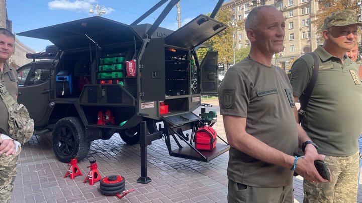 Дозволяє ремонтувати авто неподалік фронту: військові 112-ї бригади ТрО Києва отримали мобільну майстерню "Локер"