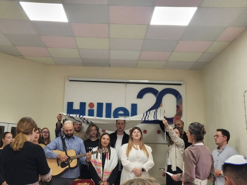 Шлях додому сувоїв Тори: єврейська громада повернула ще один стародавній рукопис в Україну