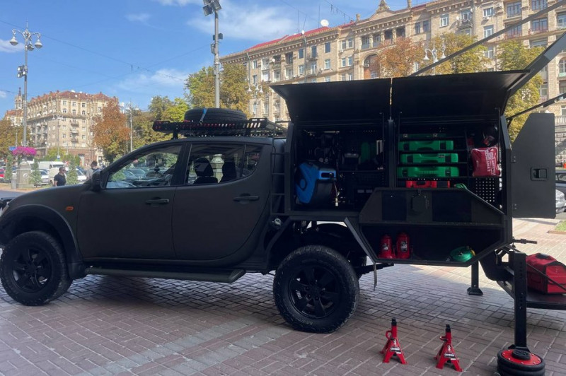 Дозволяє ремонтувати авто неподалік фронту: військові 112-ї бригади ТрО Києва отримали мобільну майстерню "Локер"