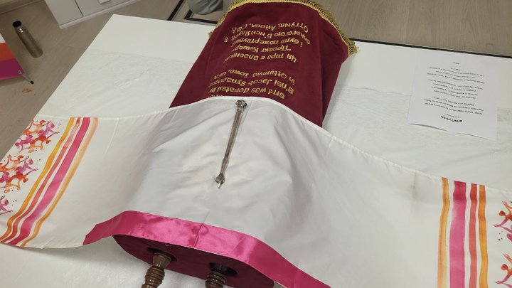 Шлях додому сувоїв Тори: єврейська громада повернула ще один стародавній рукопис в Україну