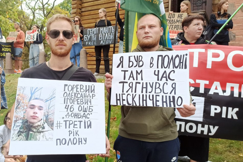 "Не мовчи! Полон вбиває": у центрі Києва традиційно рідні та близькі полонених зібралися на щотижневу акцію