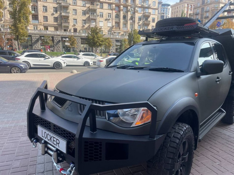 Дозволяє ремонтувати авто неподалік фронту: військові 112-ї бригади ТрО Києва отримали мобільну майстерню "Локер"