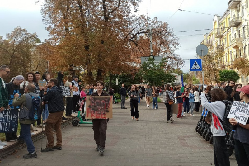 "Не мовчи! Полон вбиває": у центрі Києва традиційно рідні та близькі полонених зібралися на щотижневу акцію