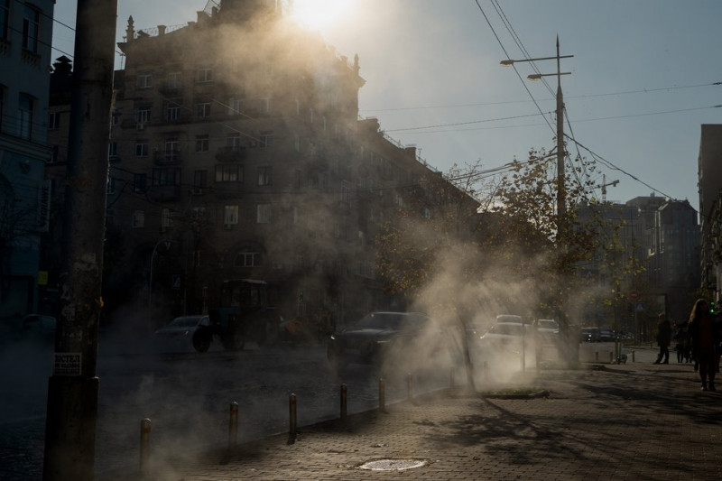 У Києві прорвало тепломережу: вулиці затягнув густий пар від гарячої води