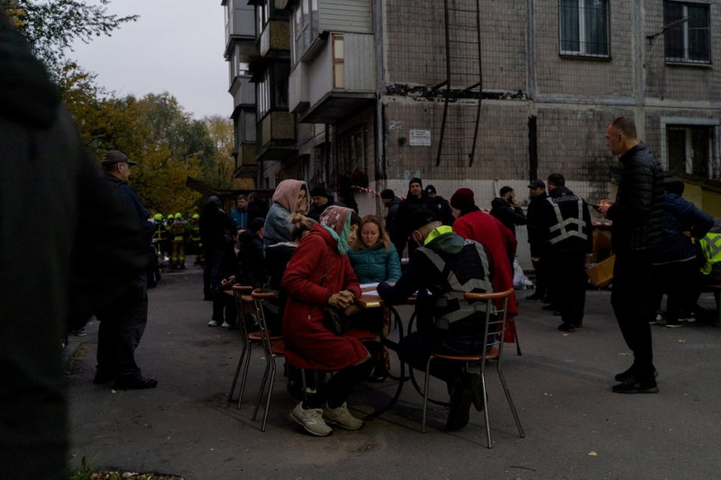 "Чую гучний свист і вибігаю за дві стіни": мешканці будинку в Солом'янському районі столиці про пережиту ніч