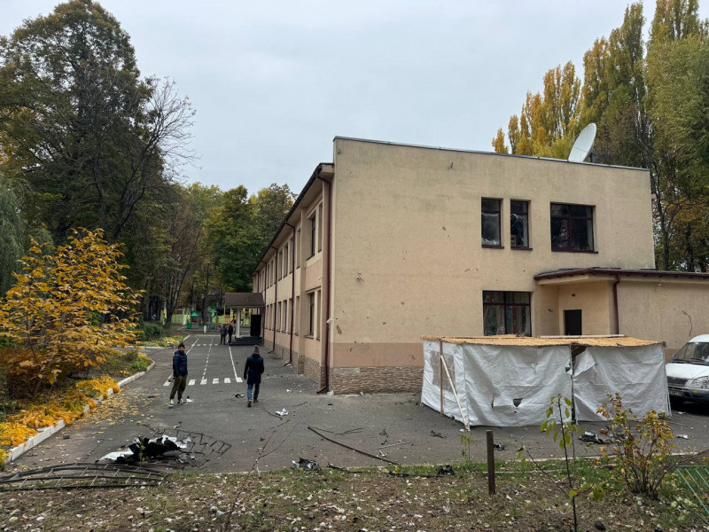 "Чую гучний свист і вибігаю за дві стіни": мешканці будинку в Солом'янському районі столиці про пережиту ніч