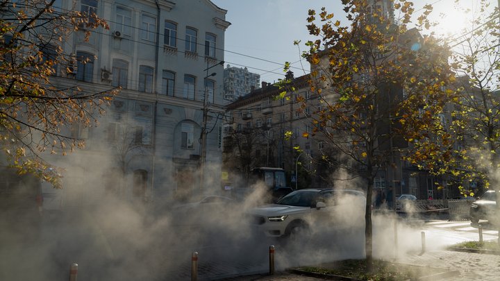 У Києві прорвало тепломережу: вулиці затягнув густий пар від гарячої води