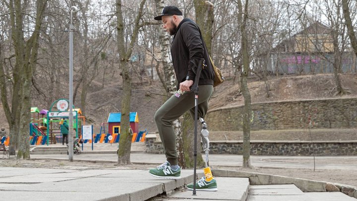 "Мій матч за героїв": у Києві ветерани на протезах зіграли з зірками у футбол