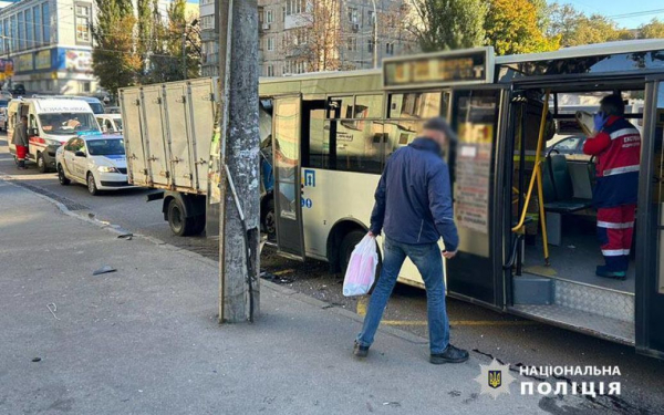 
Авария в Киеве: что говорят в полиции и сколько пострадавших (фото)
