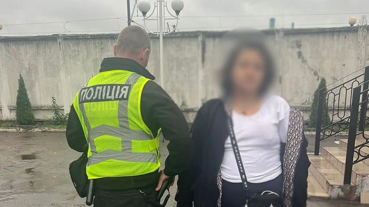 Правоохоронці затримали жінку, яка на столичному вокзалі вихваляла РФ