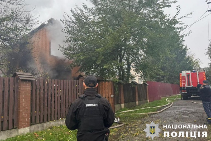 Наслідки атаки "шахедів" на Київщину: пошкоджені будинки та авто