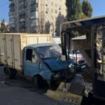 У Києві вантажівка в’їхала в маршрутку: є постраждалі