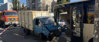 У Києві вантажівка в’їхала в маршрутку: є постраждалі